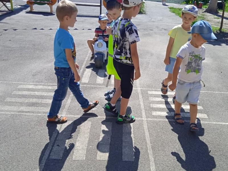 Дети изучают правила дорожного движения