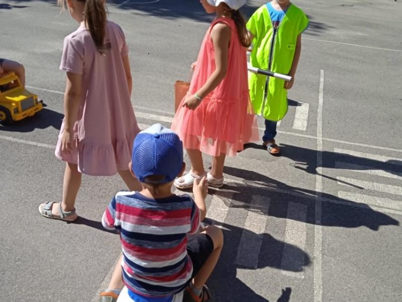 Дети играют в пешеходов