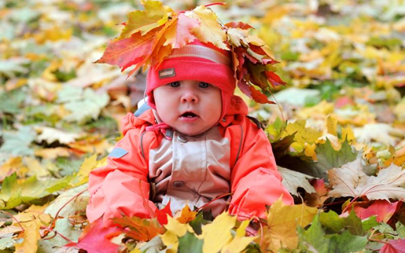 ребенок с листьями