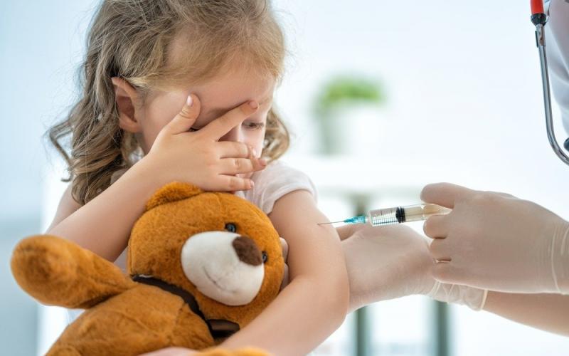 ребенку делают прививку