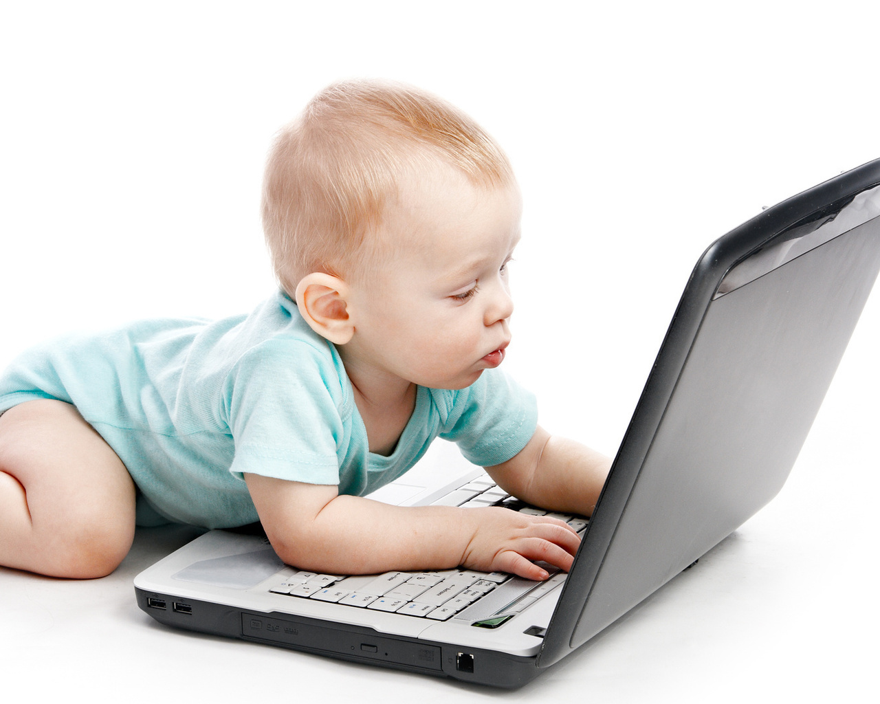 Детский интернет дома. Детям об интернете. Интернет картинки для детей. Ноутбук интернет ребенок. Разводы детей в интернете.